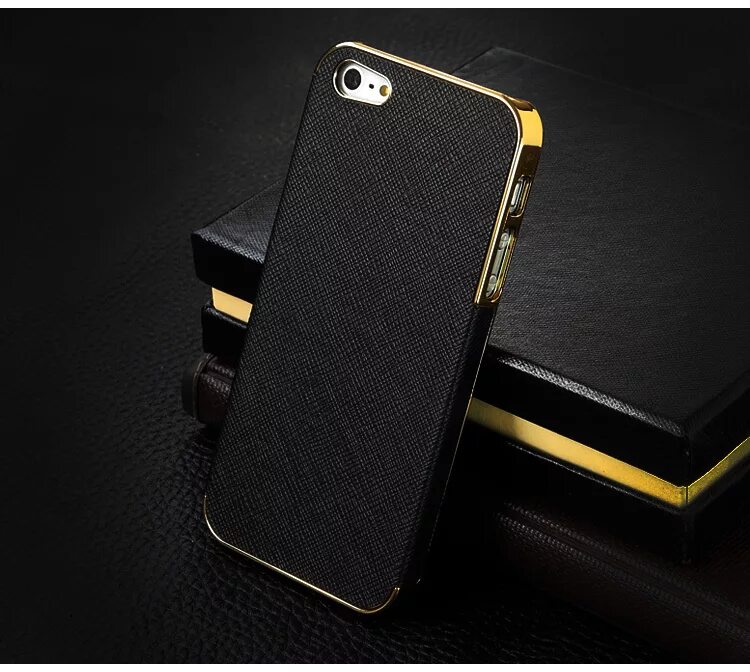 Gold чехол. Iphone 5 Gold Case. Iphone 13 Pro золотой в черном чехле. Кожаный чехол на айфон 5s. Чехол 13 Pro черный с золотом MAKSEF.