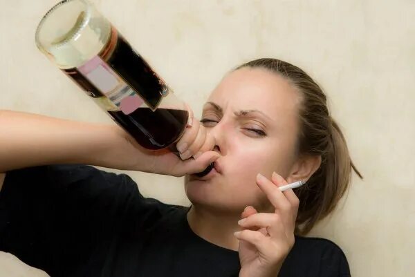 True drunk. Женщина пьет. Пьющая женщина. Девушка пьет алкоголь.