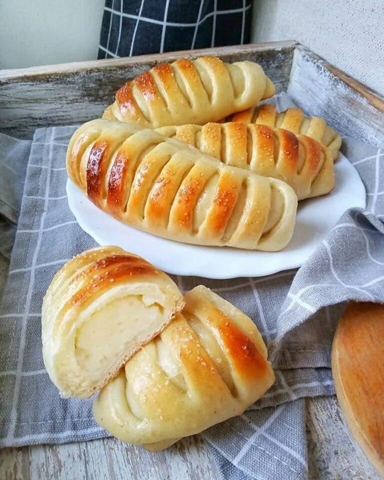 Булочки сливочные в духовке. Выпечка булочки. Булочки с кремом. Выпечка из дрожжевого теста. Булочки из дрожжевого теста.