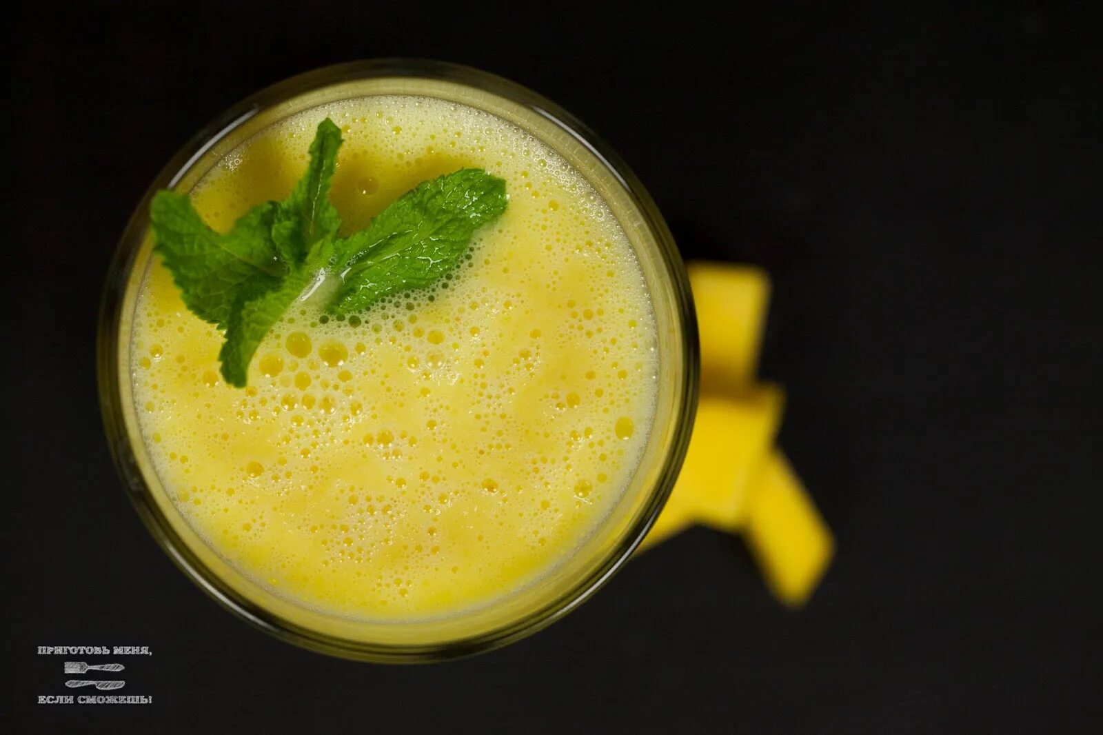 Коктейль ласси манго. Манго ласси. Ласси индийский напиток. Манго ласси. Индийская манго ласси.