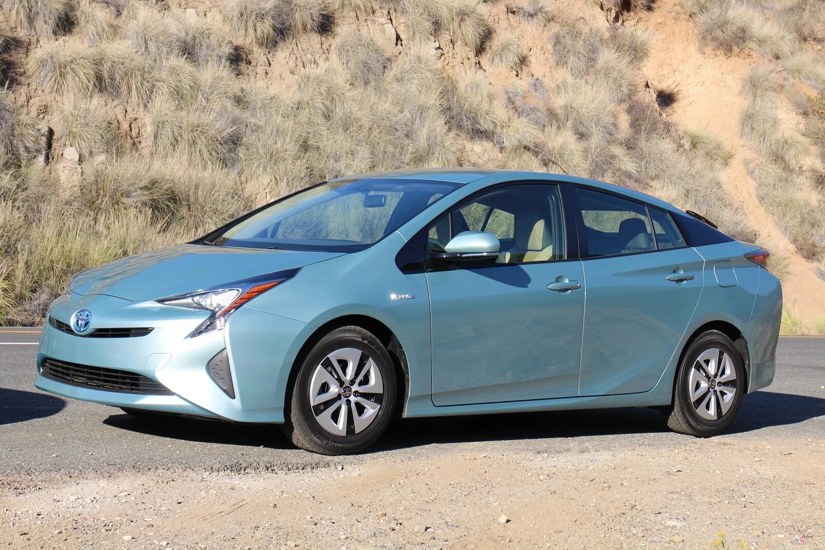 Prius drive. Toyota prius 2016. toyota prius hybrid 2016. тойота 2016 prius. тойота приус 2016г.