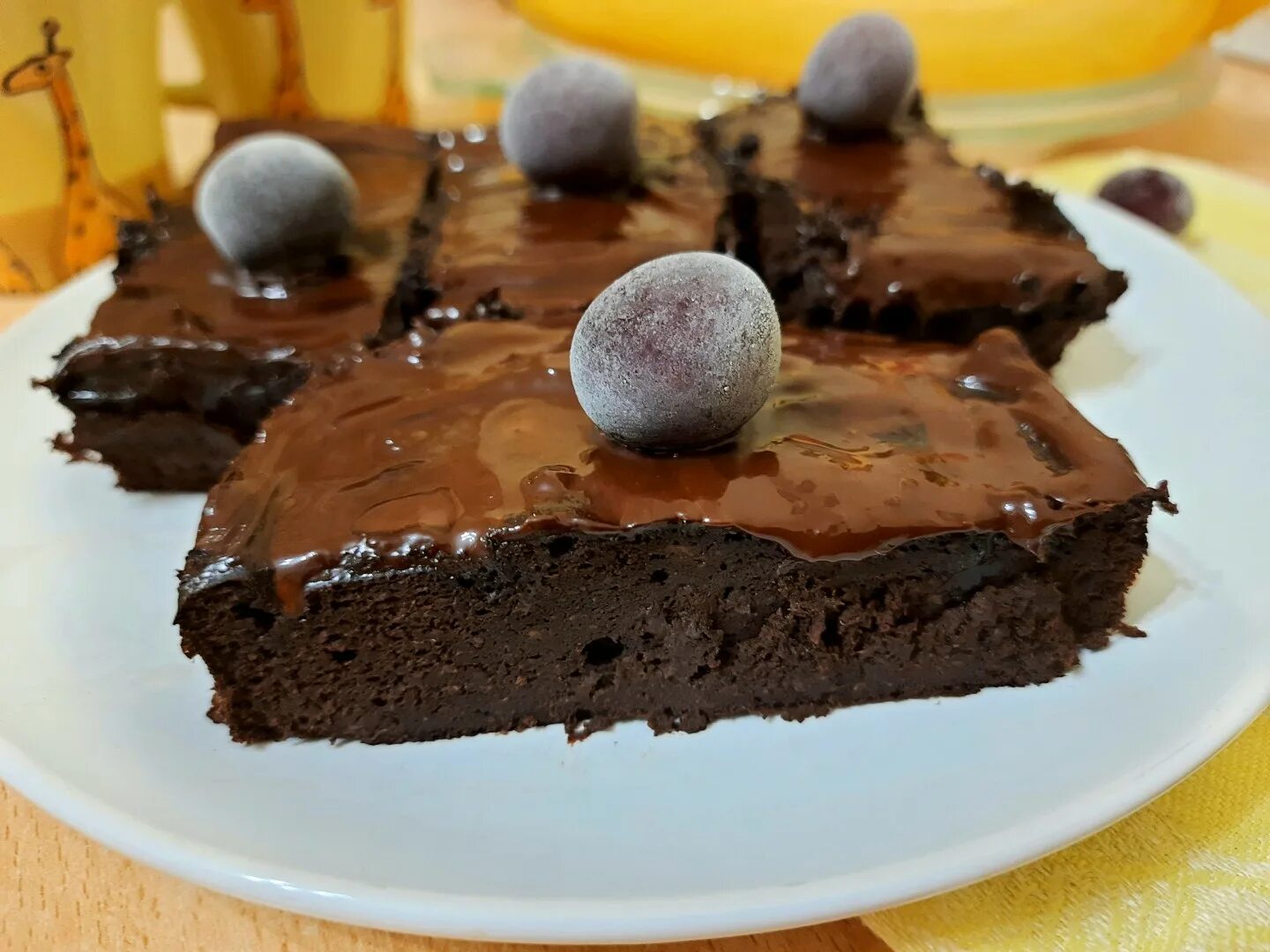 Банановый брауни с какао. Банановый брауни. шоколадно банановый брауни. торт банановый брауни. банановый брауни сыроварня.