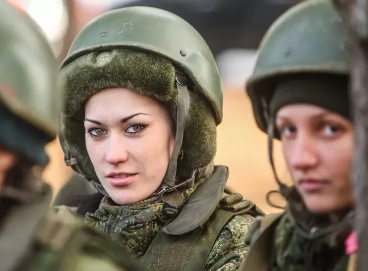 Женщины вс рф. Женщины в Российской армии. Женщины военнослужащие. Женская Военная служба. Девушки в армии.