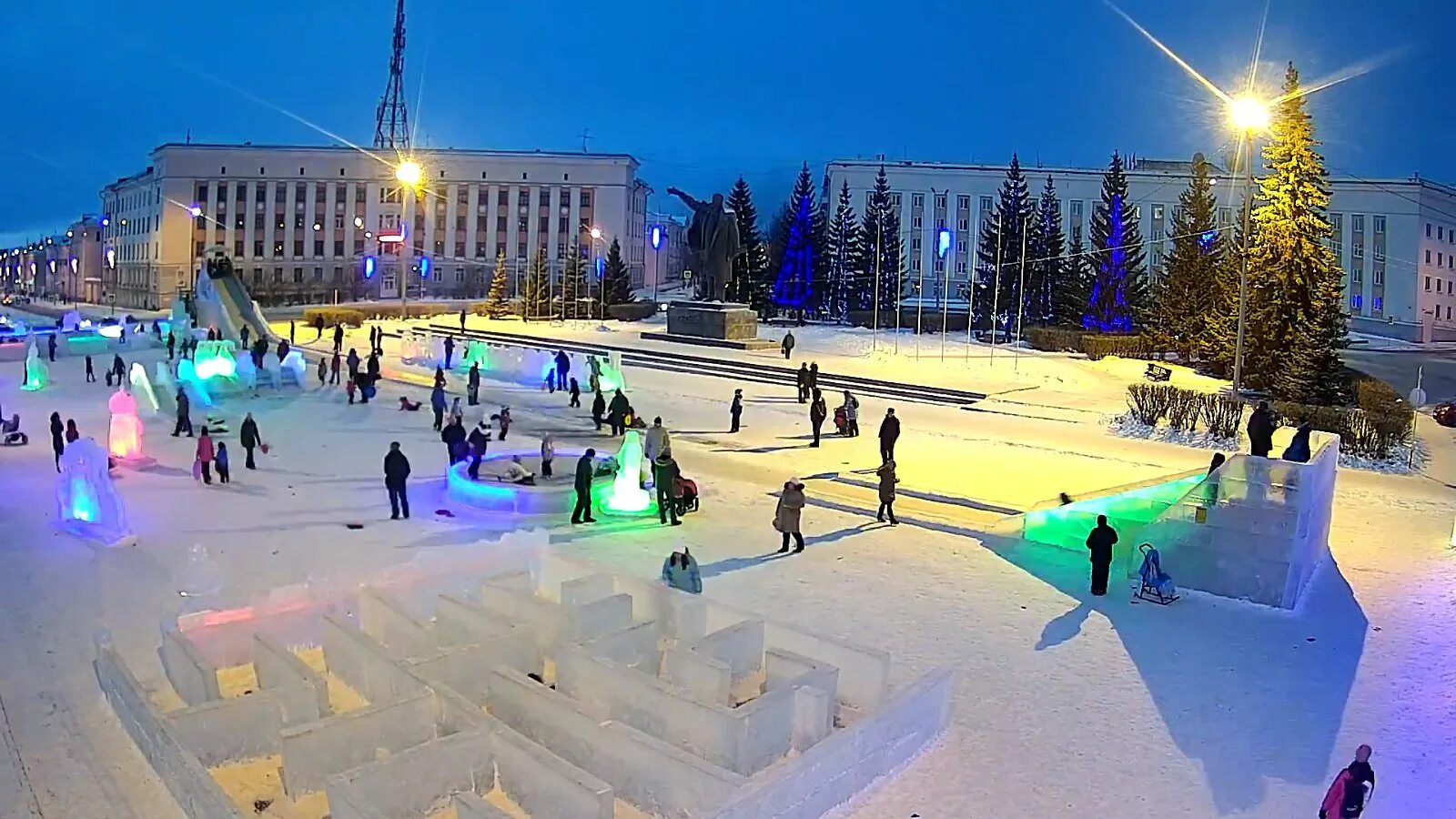 Центр краснотурьинска. Краснотурьинск площадь города. краснотурьинск центральная площадь. краснотурьинск снежный городок. набережная зимняя краснотурьинск.