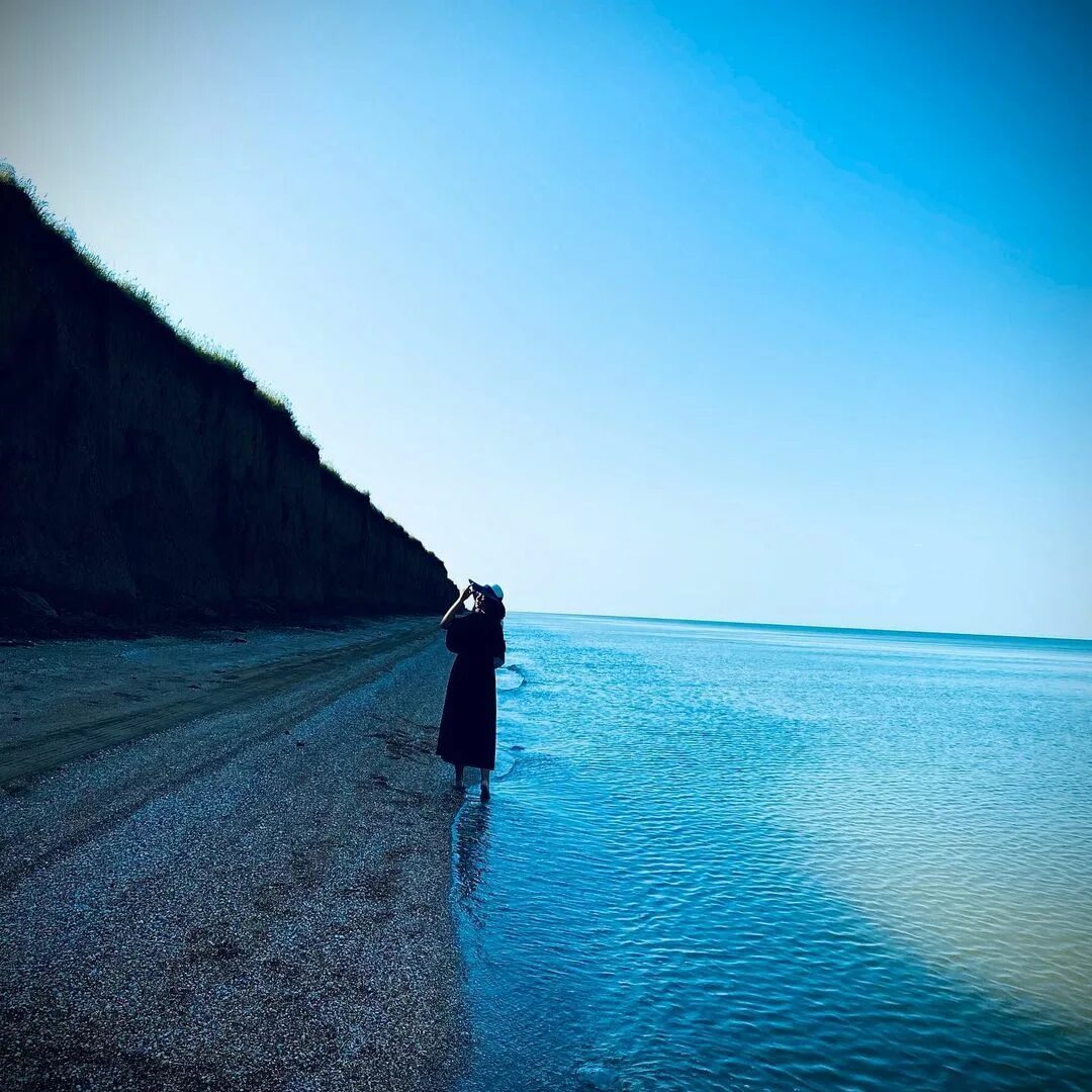 Любовь на разных берегах. Песня есть лишь море. Песня есть лишь море. Воспоминания о любви. Далекая любовь.