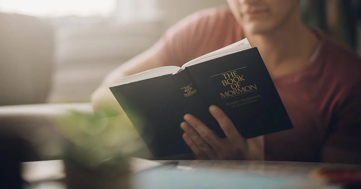 Take book you like. Книга Мормона. Книга Мормона мормон книга. Ребенок читает книгу Мормона. Книга Мормона читать.