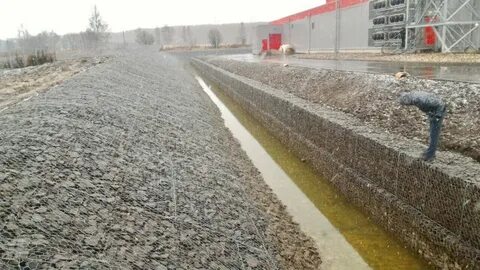 Откосы водоотводной канавы на насыпях равна