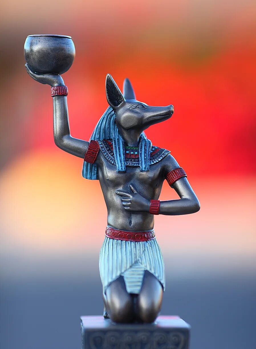 статуя бога гора в эдфу. посох древнего египта анубис. фигуры в египте. анубис бог. египтянка древний египет скульптура.