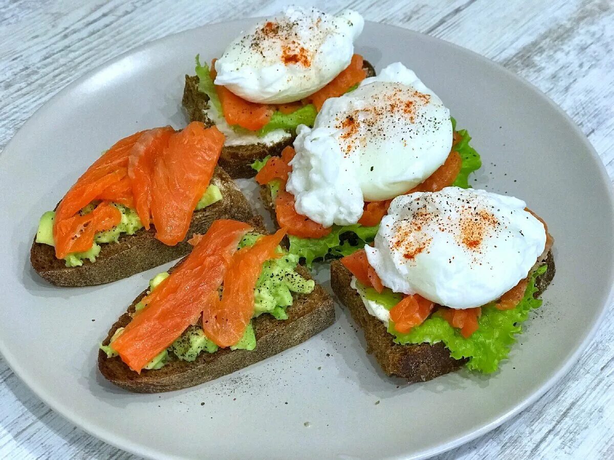 яйцо пашот с авокадо и семгой. бутерброд авокадо с красной рыбой яйцом. бутерброд с авокадо и красной рыбой и яйцом пашот. бутерброд авокадо с красной рыбой яйцом. рыба авокадо пашот.