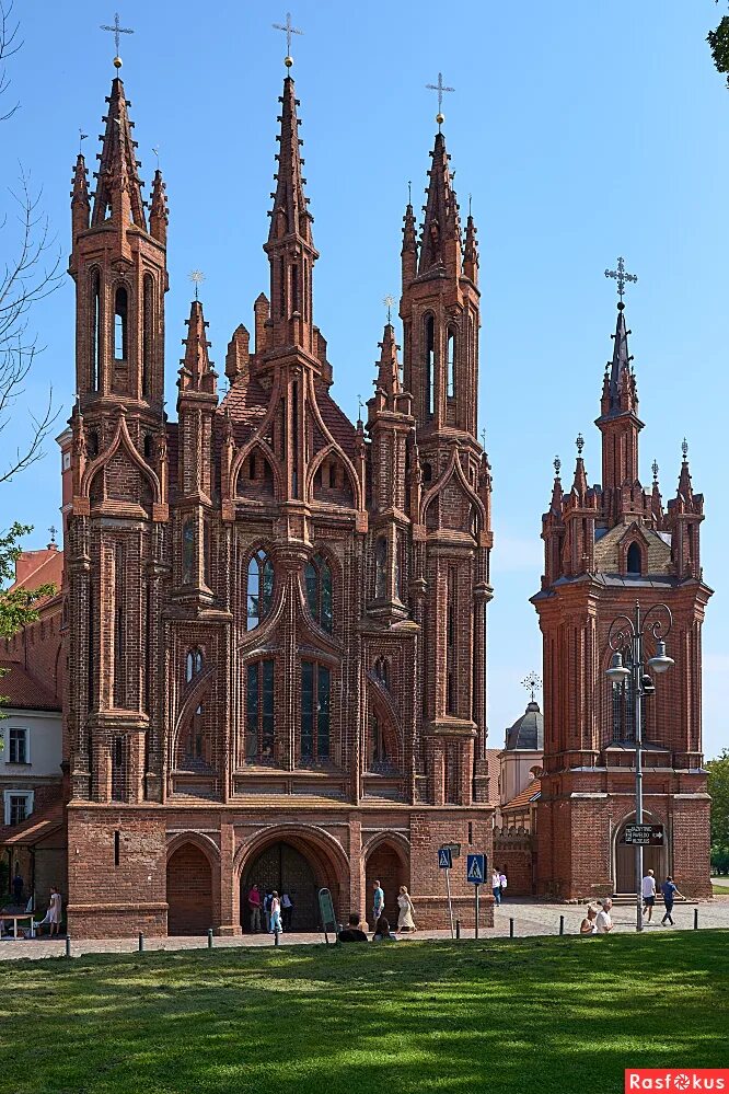 символ вильнюса — костёл св. костёл святых иоаннов вильнюс. вильнюс, литва. храм святой анны и бернардинский костел (вильнюс). вильнюс, литва.