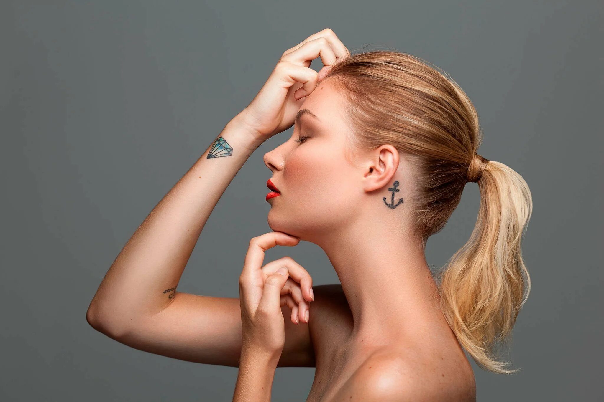 Позы на кровати. Брюнетка с красивой грудью. Сбоку видео. Красивые брюнетки с боку. Красивый нос.