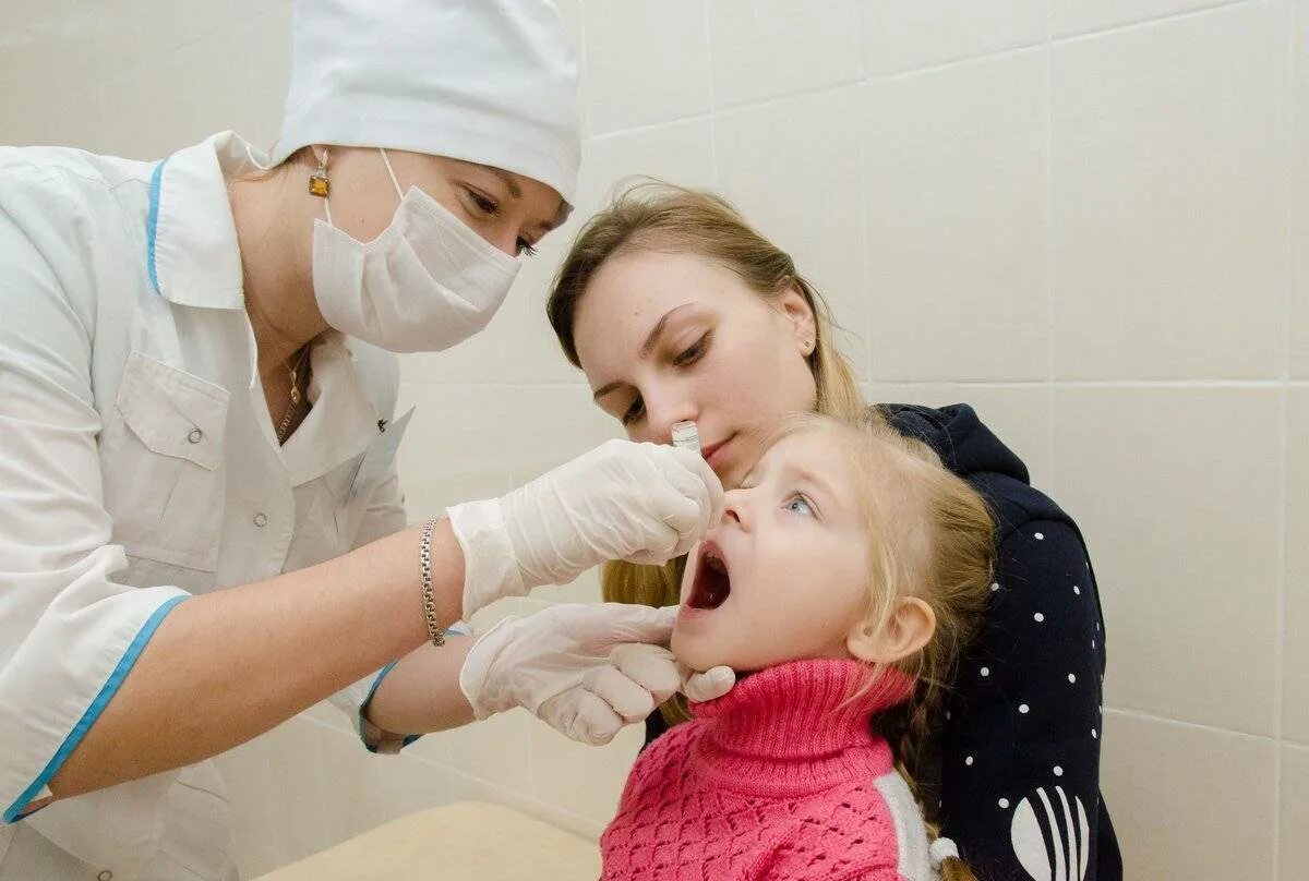 Прививки против полиомиелита детям. Оральная вакцинация. Полиомиелит вакцинация. Вакцинация детей от полиомиелита. Прививка от полиомиелита детям.