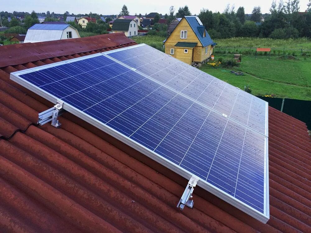 Солнечная панель delta battery. Дом с солнечными панелями. Солнечные панели на плоской крыше. Сколько стоят солнечные панели на крышу. Солнечные батареи на крыше.