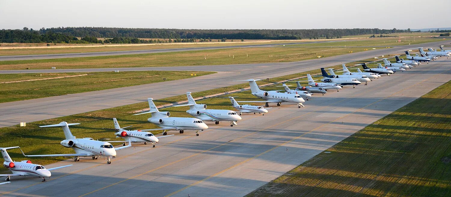 стая истребителей. списанный боинг 737. 7 самолетов на аэродроме. боинг 737 с7. S7 airlines самолеты москва санкт-петербург.