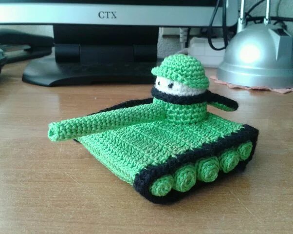 вязаный танк. тапочки танки на 23 февраля. тапки танки. игрушка вязаная танкист. что можно связать на 23 февраля.
