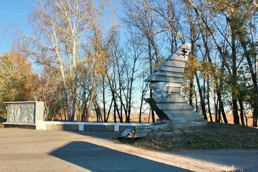 Память ростовской области. Памятник Дивиченко в Обливской. Станица Обливская Ростовская область. Станция Обливская Ростовская область. Памятники в станице Обливская Ростовской области.