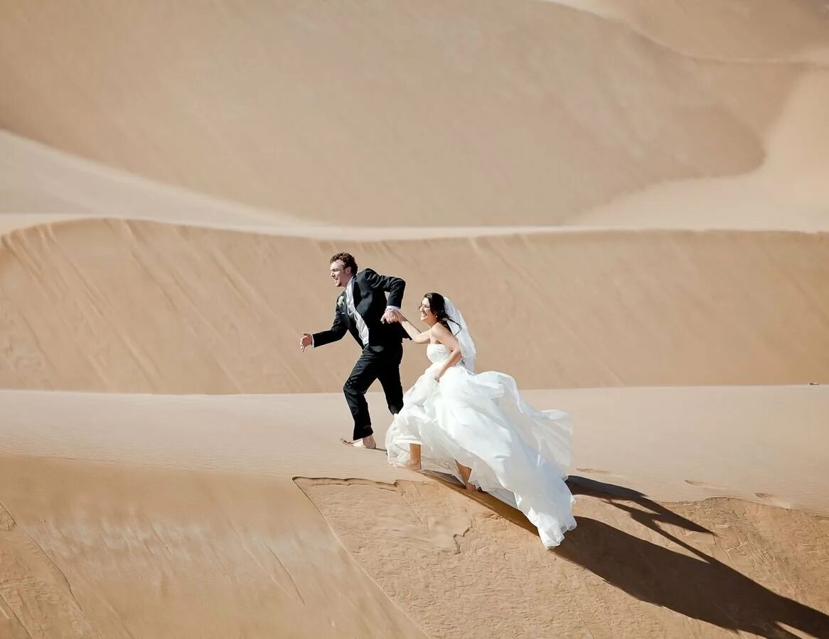 Свадьба в дубае. Фотосессия в пустыне. Свадебная фотосессия в пустыне. Свадебная фотосессия в Дубае. Садьда в пустыне Дубай.