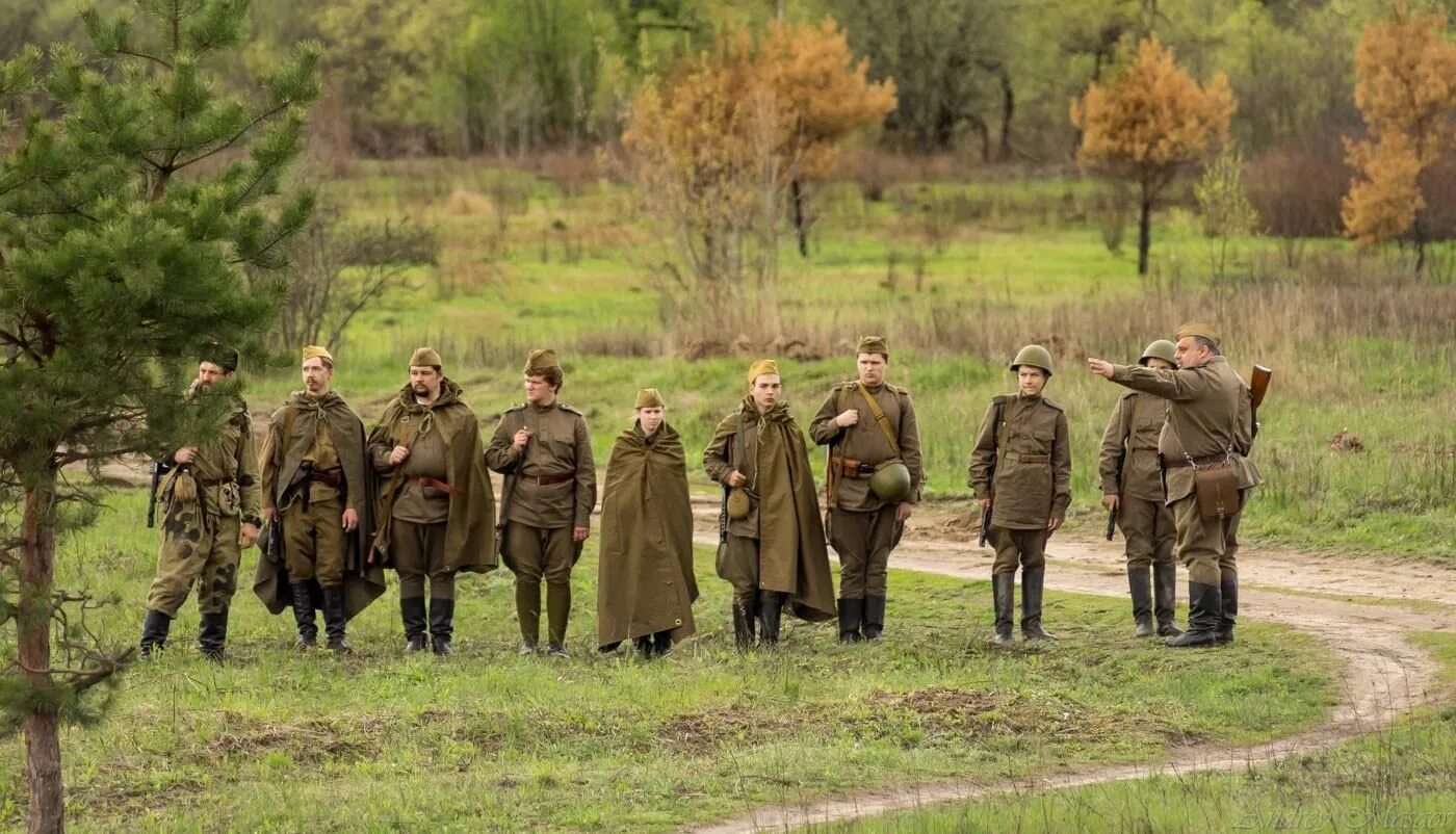 Военный путь героя. Солдат на природе. Солдаты перед боем. Солдатский привал. Солдат в гимнастерке.