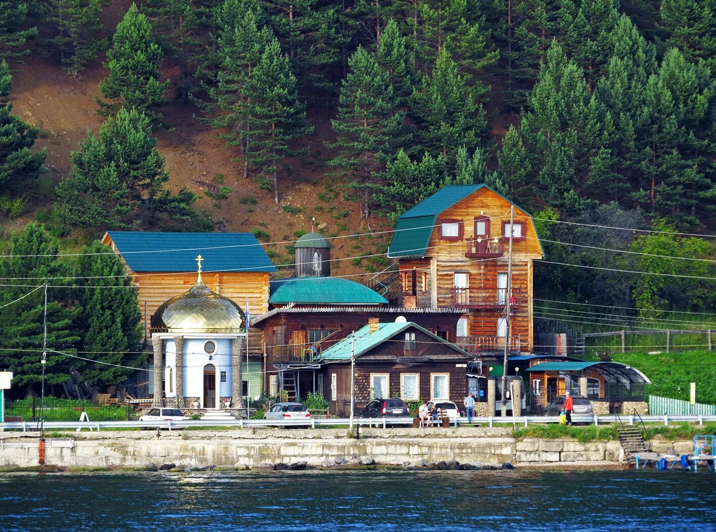 Иркутск поселок листвянка. Листвянка набережная. Половинная байкал. Иркутск поселок листвянка. Озеро байкал поселок листвянка.