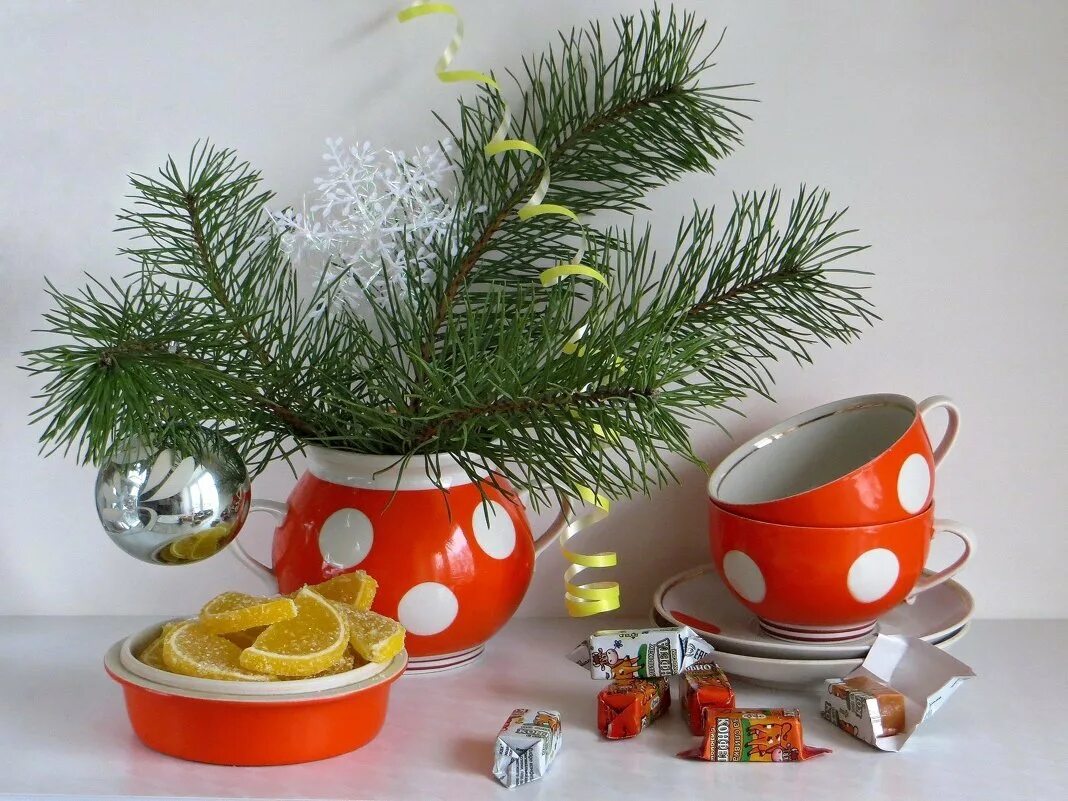 Картинки доброе утро новый год. Новогоднее чаепитие. Новогоднее утро. Натюрморт зимний с чаем. Утро чай новый год.