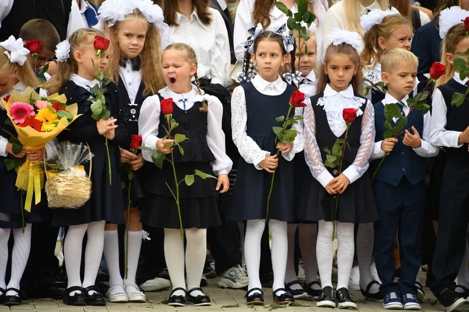 31 школа начальные классы. Первоклассники на линейке. Прическа для первоклассницы. Линейка в школе. Современные первоклашки.