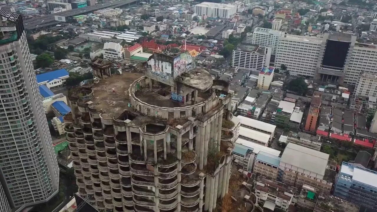 Unique tower. Башня Саторна Таиланд. Sathorn unique Бангкок. Небоскреб призрак Бангкок. Заброшенный небоскреб в Бангкоке.