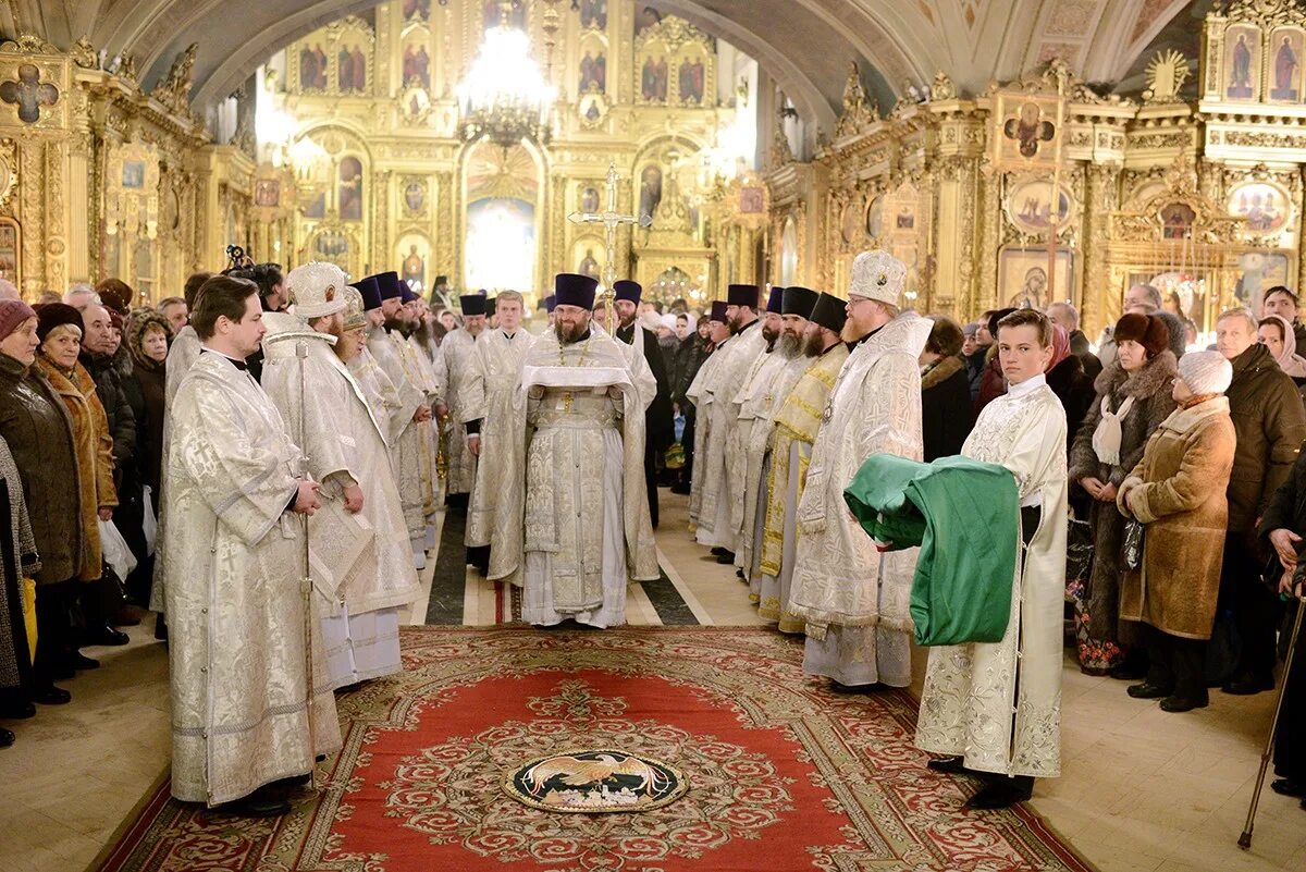 Есть ли служба в церкви. Крестильный храм Богоявленском кафедральном соборе Москвы.