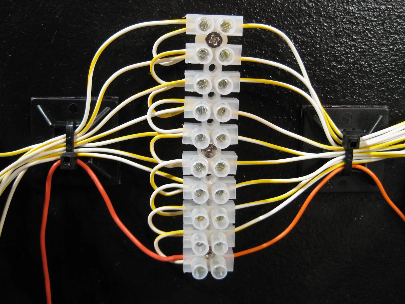 Соединение 4 провода в распредкоробке. Правильная скрутка медных проводов 2. Соединители проводов 220в медь в распред коробку. Соединитель 4 проводов в 1. Скрутка ввг 2.