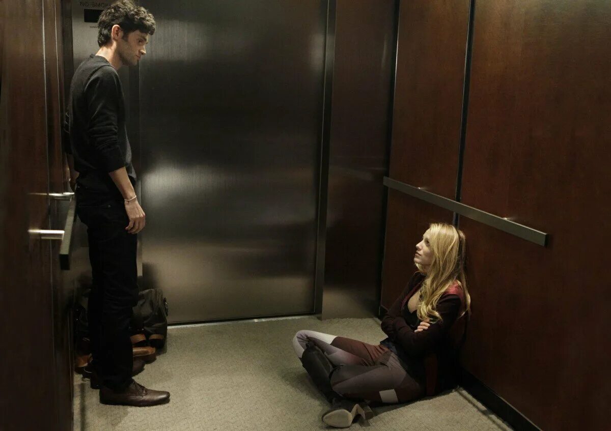 Девушка помогла незнакомцу а он оказался миллиардером. Серена в лифте Сплетница. Фильм про Нэнси в лифте. Гай и Дженнифер застряли в лифте фильм. Лифт застрял.