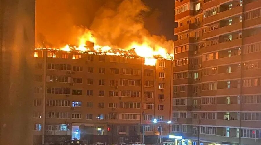 Этажи сгорел. Пожар в Краснодаре 13.09.2020. Многоэтажка горит. Пожар многоэтажка. Возгорание в многоэтажном доме пожаре.
