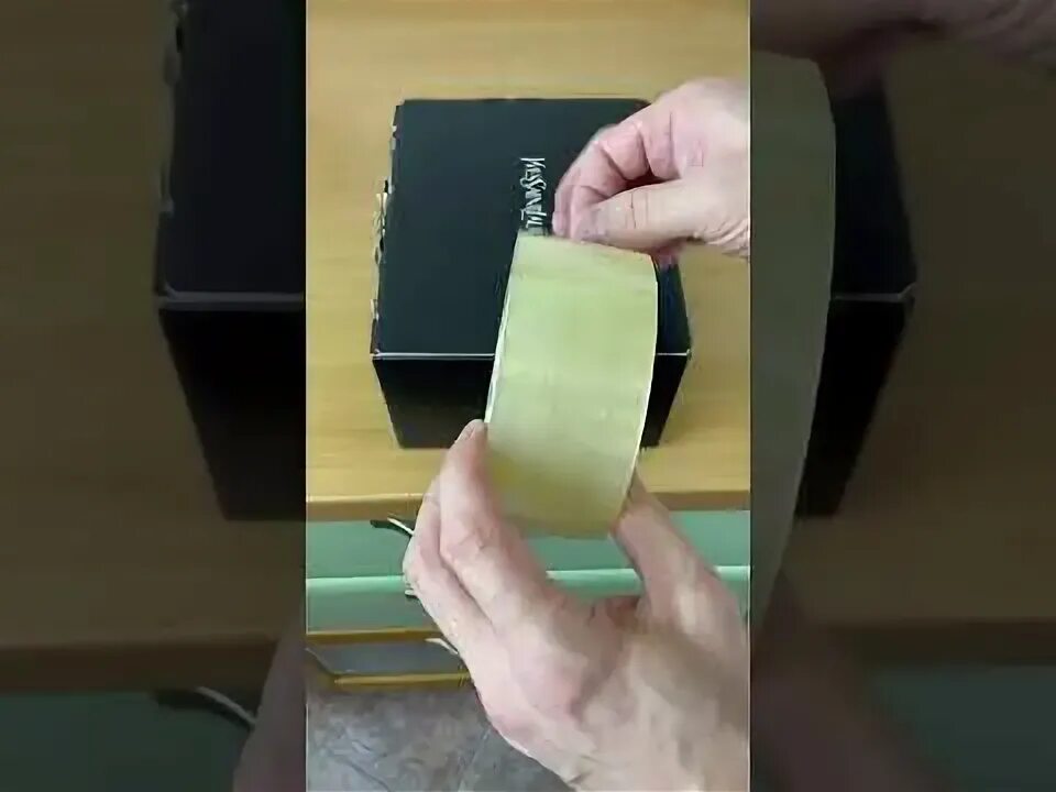 Как оторвать скотч. Скотч на отворот. карта скотчем к телефону лайфхак. нечетов лайфхаки. как оторвать скотч без ножниц.