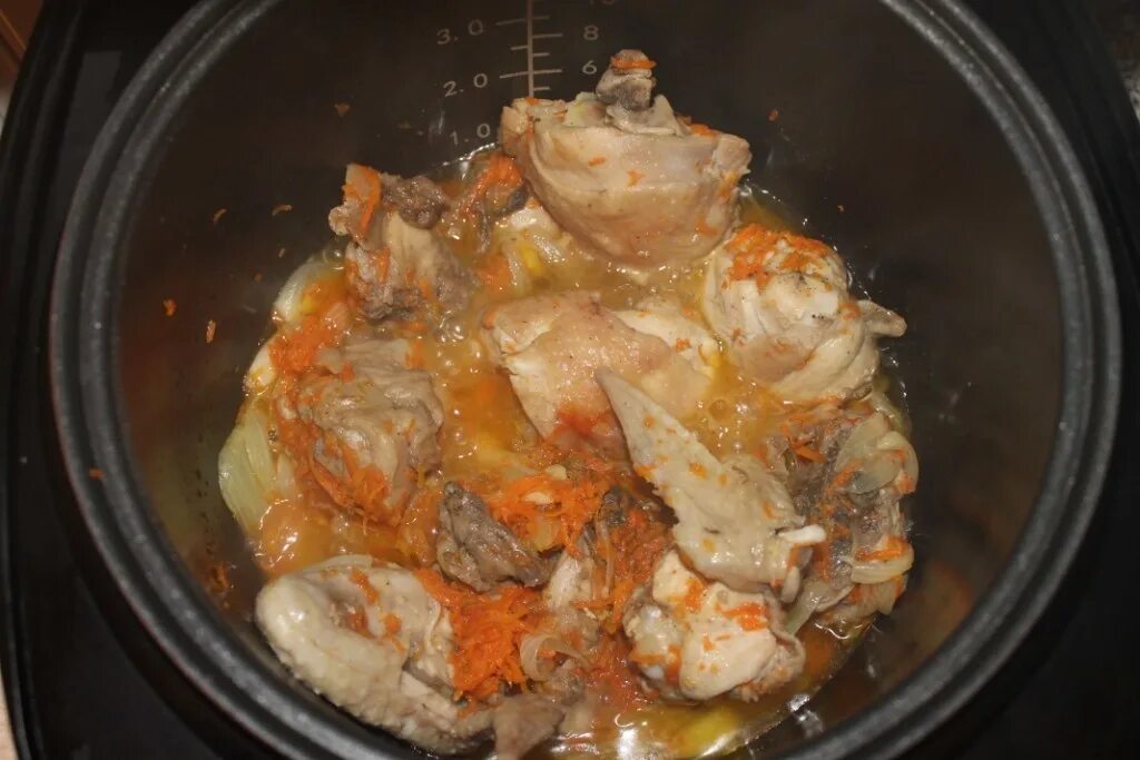 Сколько тушить курицу в мультиварке. Курица с овощами в мультиварке. курица кусочками в мультиварке. курица тушеная в мультиварке кусочками. курица кусками тушеная в мультиварке.
