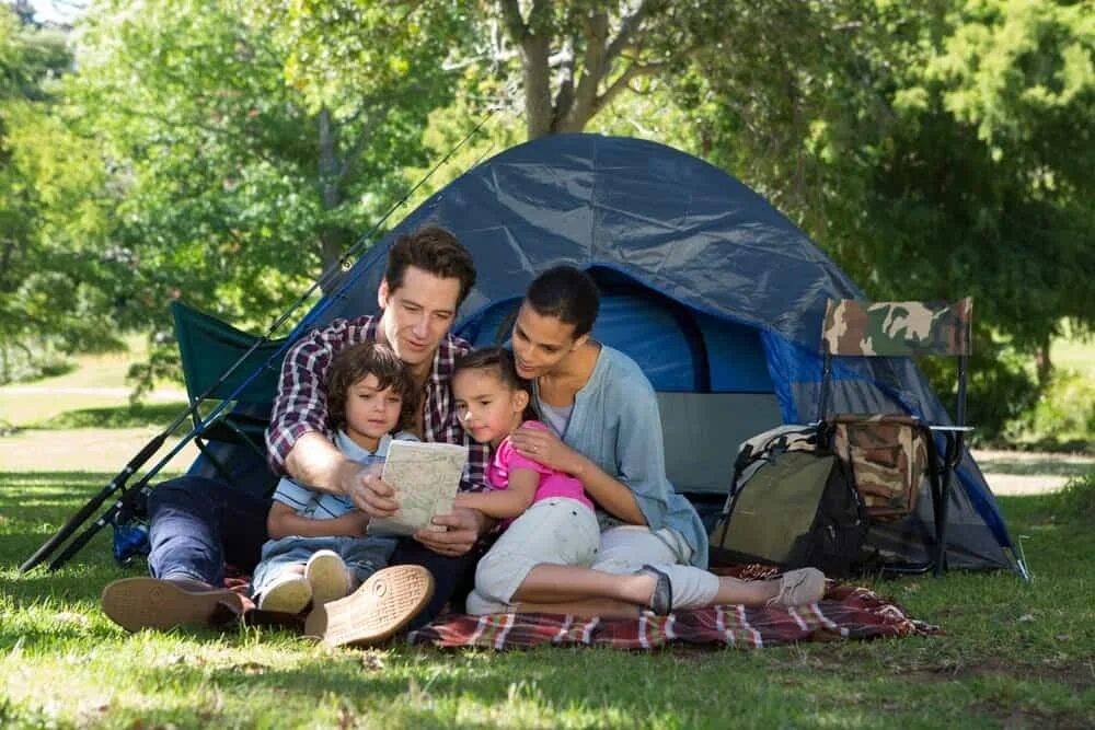 Camping with dad. Семья в палатке. Семейный кемпинг. Семья в походе. Семья на природе с палаткой.