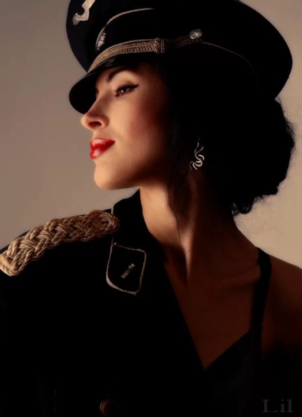 Красивые девушки в бейсболках. Дерзкая девушка. Дерзкая девушка. Девушка в военной фуражке. Девушка в фуражке.