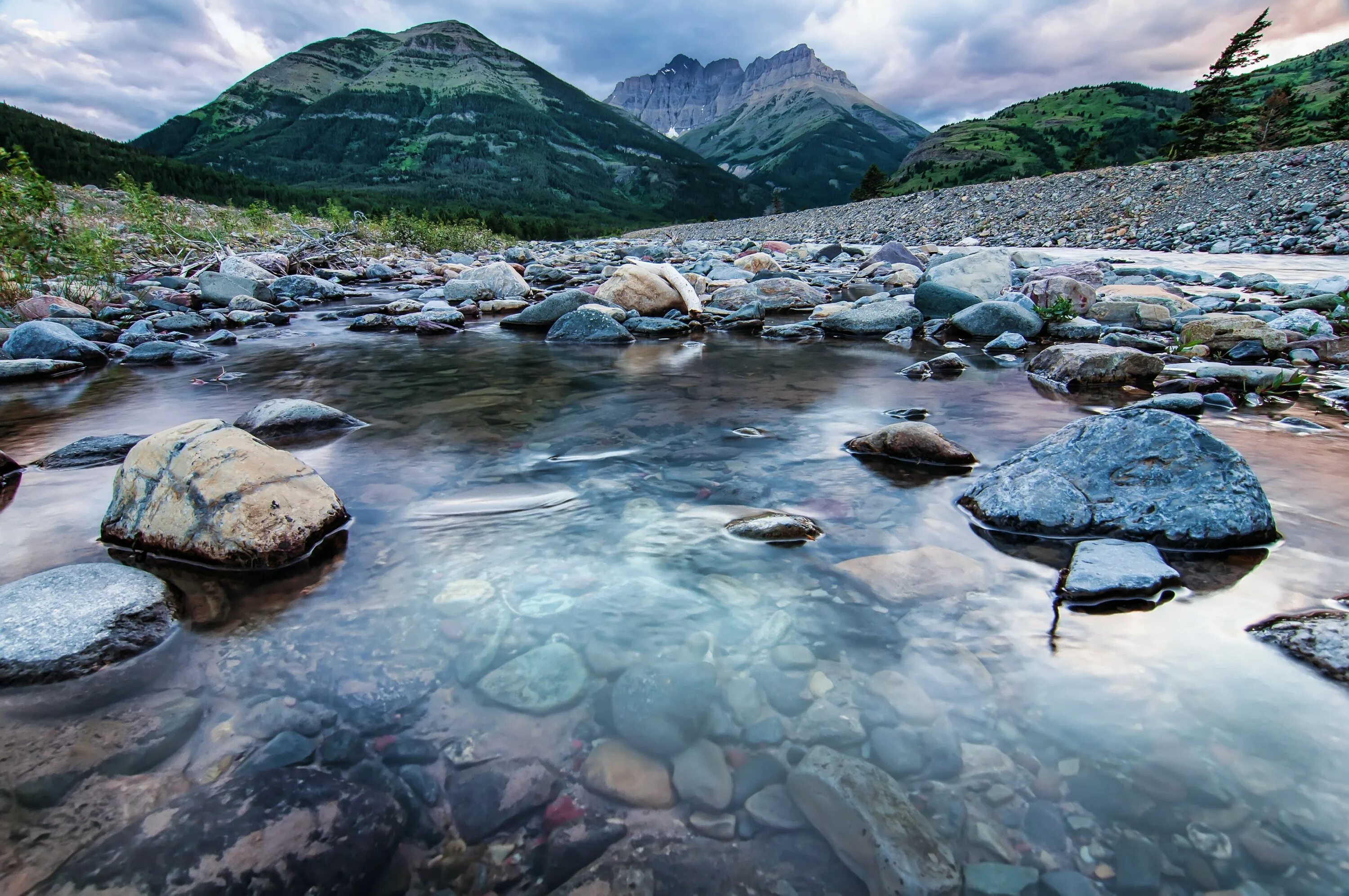 Waterton Lakes камни. Горная река. Горы и реки. Каменистая река.