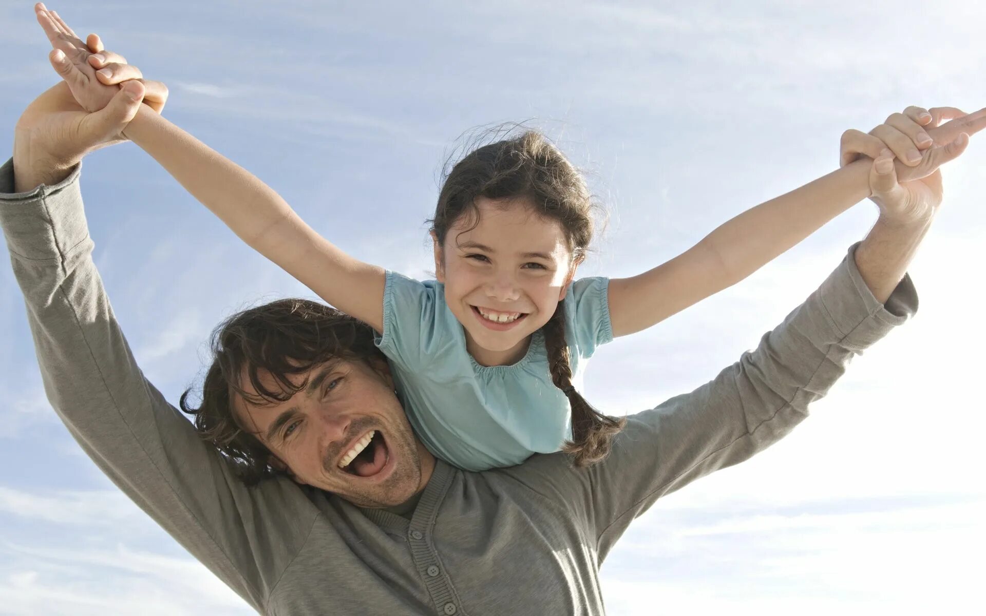 Happy daughter. Счастливые подростки. Радостный папа. Счастливые дети подростки. Счастливые папа и дочь.