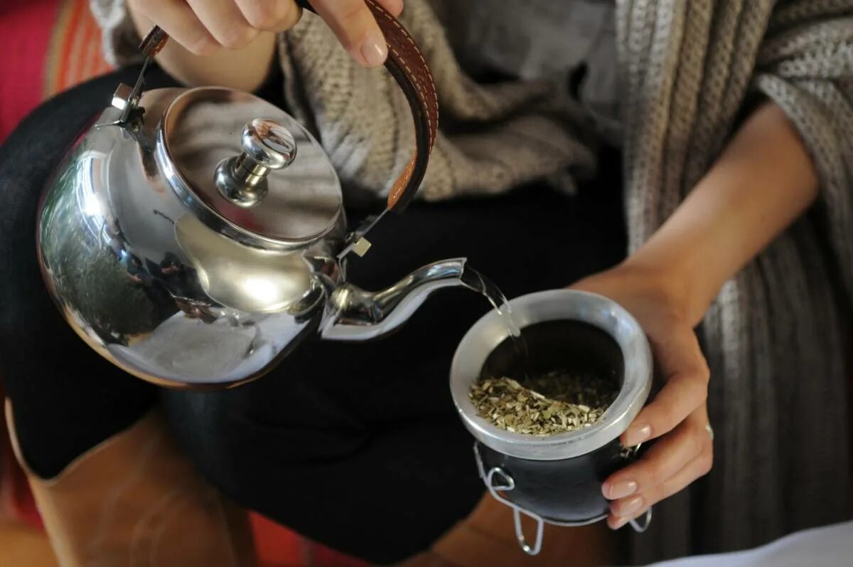 Налей воды в чай. Йерба мате Аргентина. Аргентинский чай мате. Матэ чай заваренный. Чай индейцев мате.