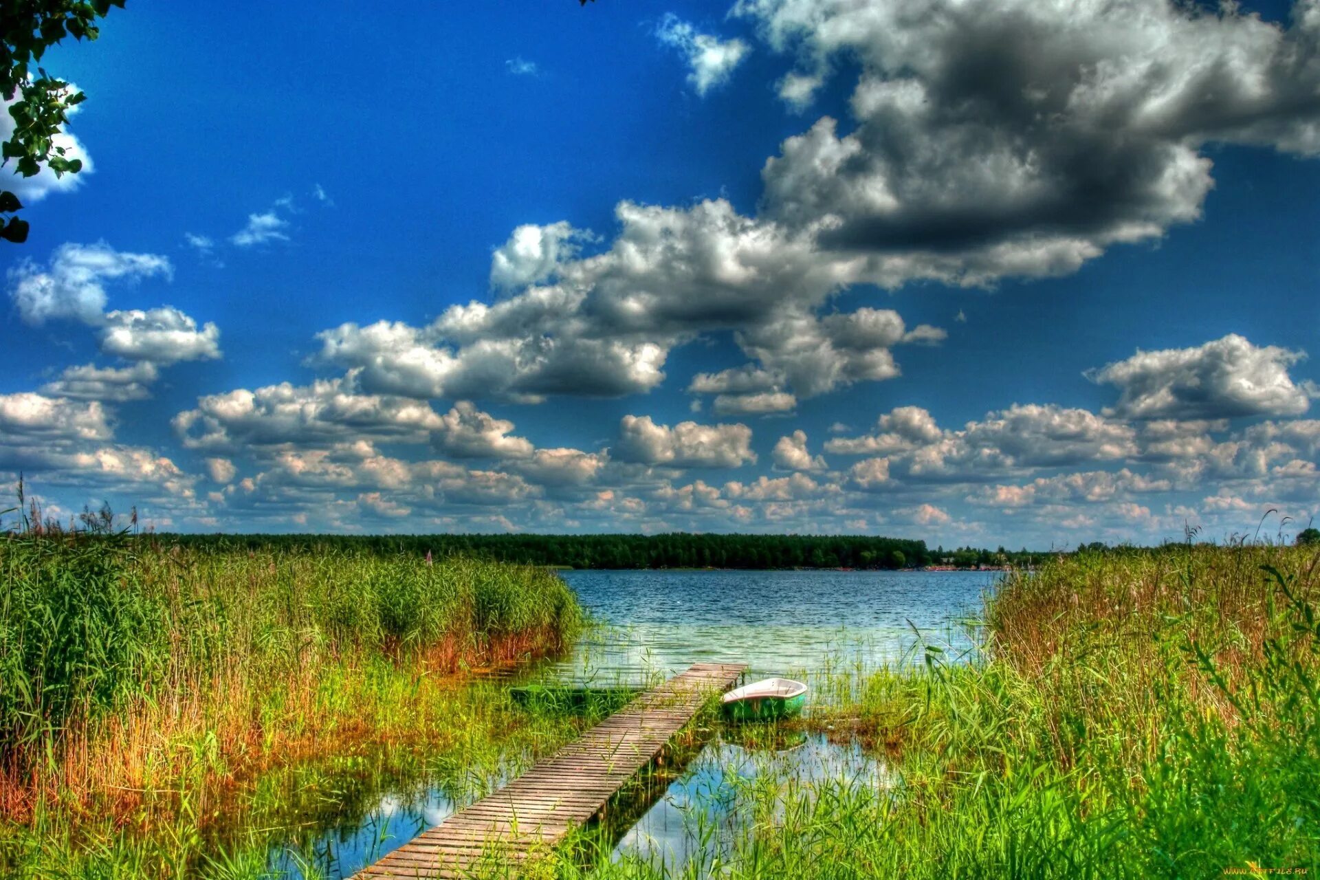 В реку смотрят облака. Речной пейзаж. Берег реки озера. Летний пейзаж. Река и небо.