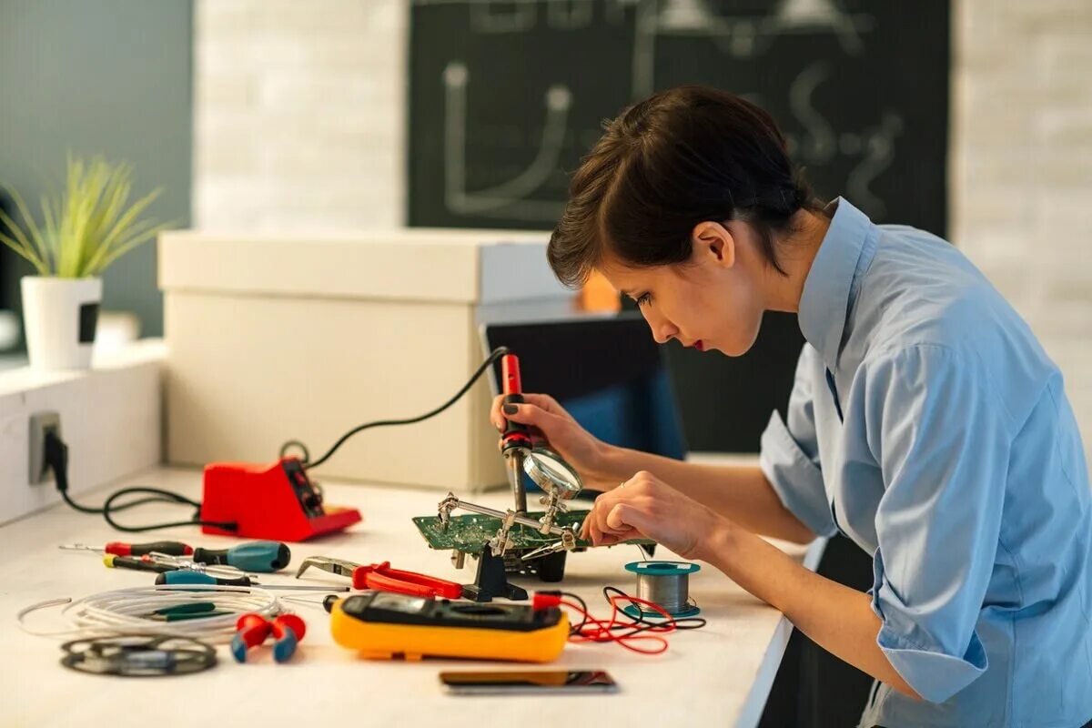 Her are engineers. Инженерия Электротехника. Инженерные профессии. Студент инженер. Инженер электронщик.
