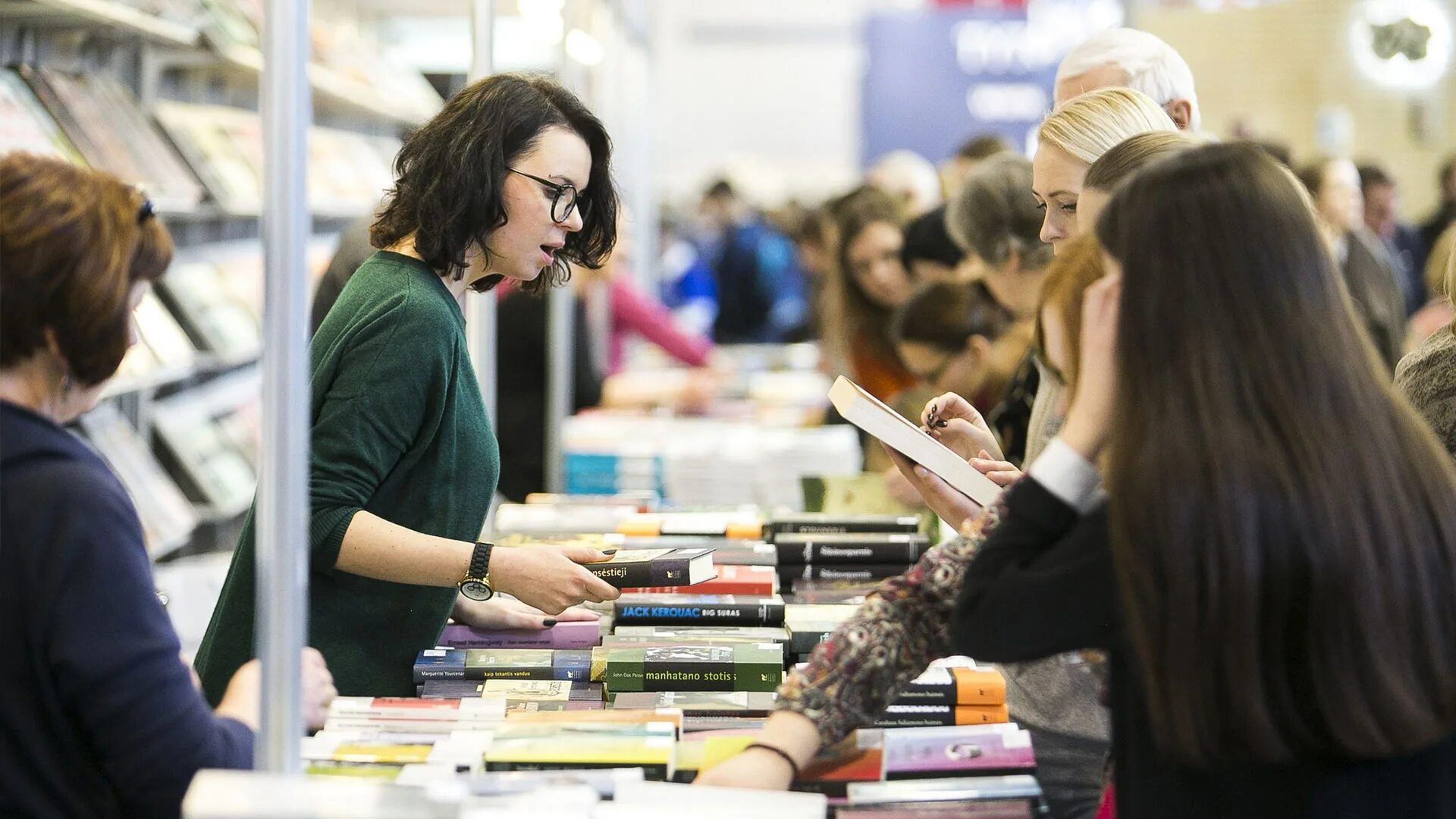 Best work shop. Покупатели в книжном магазине. Люди в книжном магазине. Покупатель в книжном. Книжная торговля.