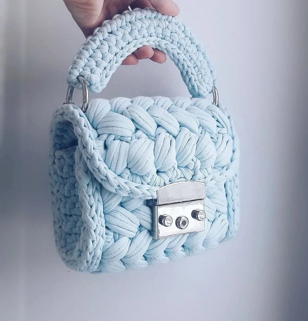 Сумка из пряжи зефирка. Сумка Зефирка из трикотажной. Сумка Зефирка МК. Сумка Зефирка из трикотажной пряжи. Белая сумка из трикотажной пряжи.