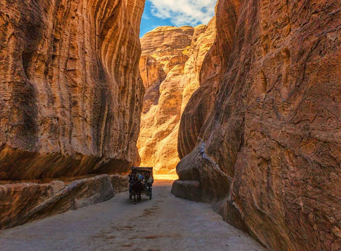 ущелье биказ румыния. узкое горное ущелье. ущелье между. черек кая теснина.