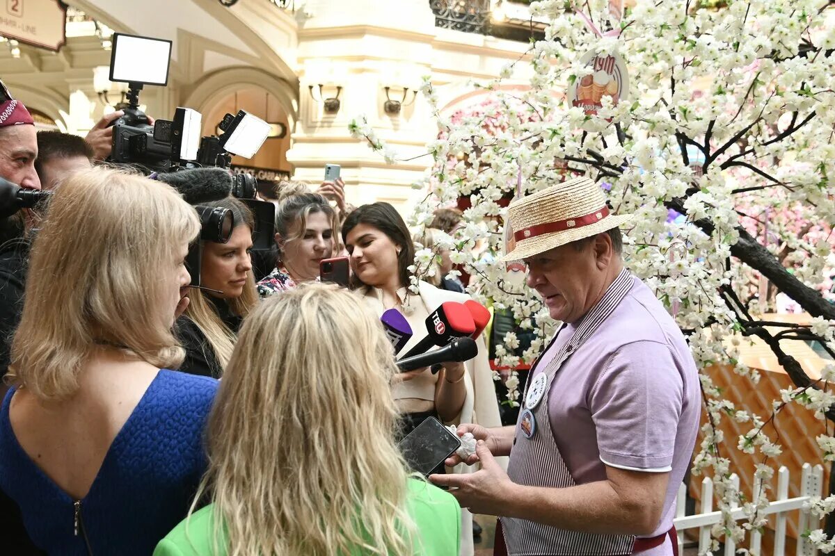 Мороженое темникова. Продавец сладостей. День мороженого в гуме. Московское мороженое гум. День мороженого в гуме.