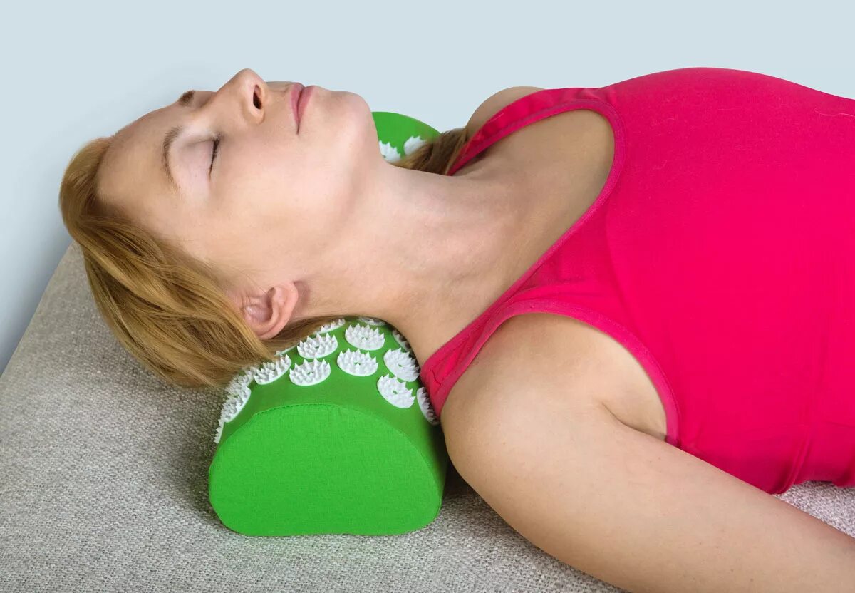 Упражнения с валиком для позвоночника. Хондроз и аппликатор кузнецова. Валик фукуцудзи упражнения. Акупунктурный массажный коврик acupressure mat. Апликатор кузнецова шейный хандроз.