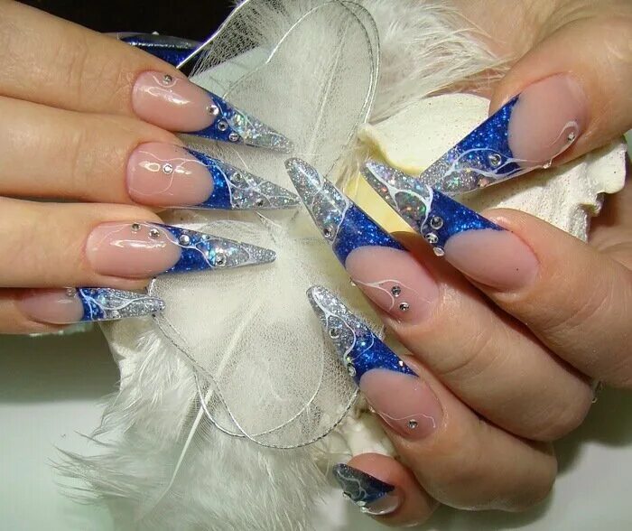 новогодние ногти синий френч на острые ногти. синий серебристый френч. выкладной френч на новый год. аквариумный маникюр френч. френч на острых ногтях со снежинками.