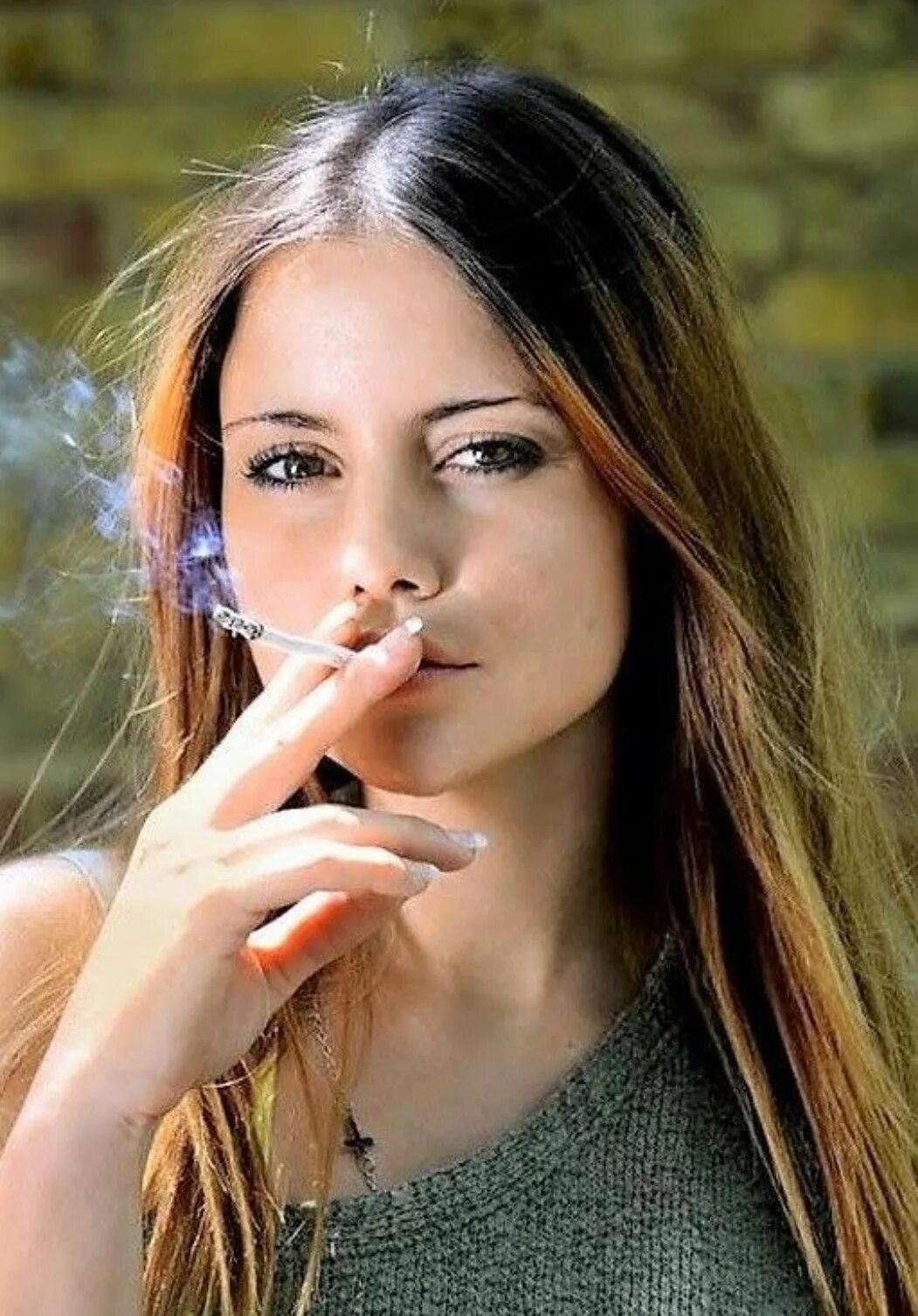 Молодые курящие девушки. Курящая девушка. курящие молодые девушки. красивые курящие женщины. красивая курящая девушка подросток.