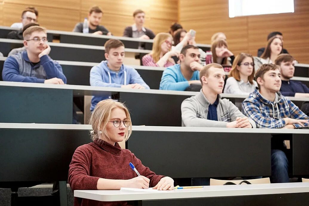 занятия дистанционно. дистанционное обучение в тюмени. дистант в школах. дистанционное обучение в тюмени. студенты в вузе.