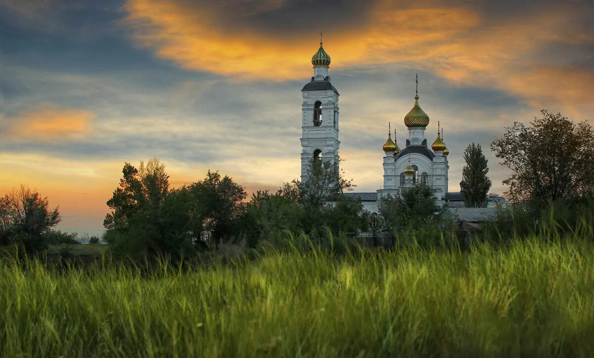 Церковные картинки. Церковь в поле Россия. Московские православные храмы, церкви просторы России храмы. Поля село церквушка Россия. Храм природа.