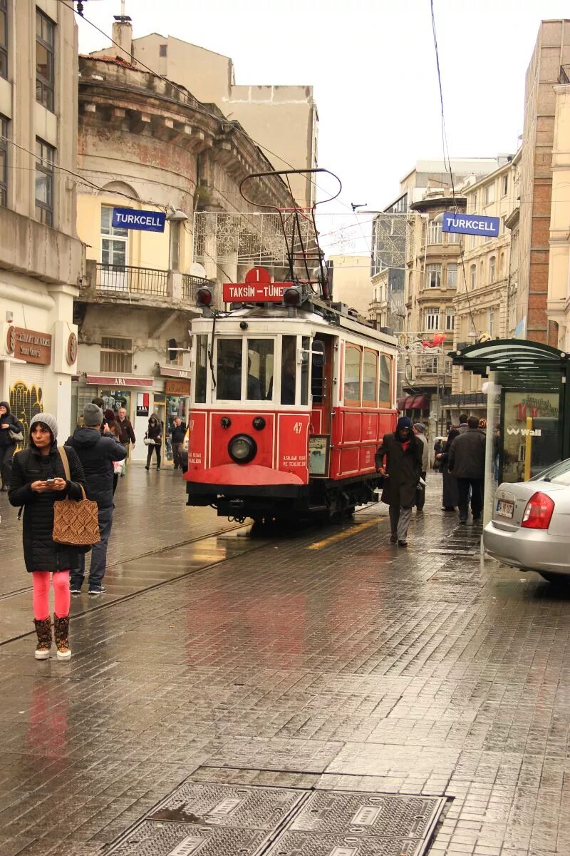 Таксим Турция. Taksim район Стамбула. Улица Таксим в Стамбуле. Стамбул трамвайчик старый. Таксим как добраться