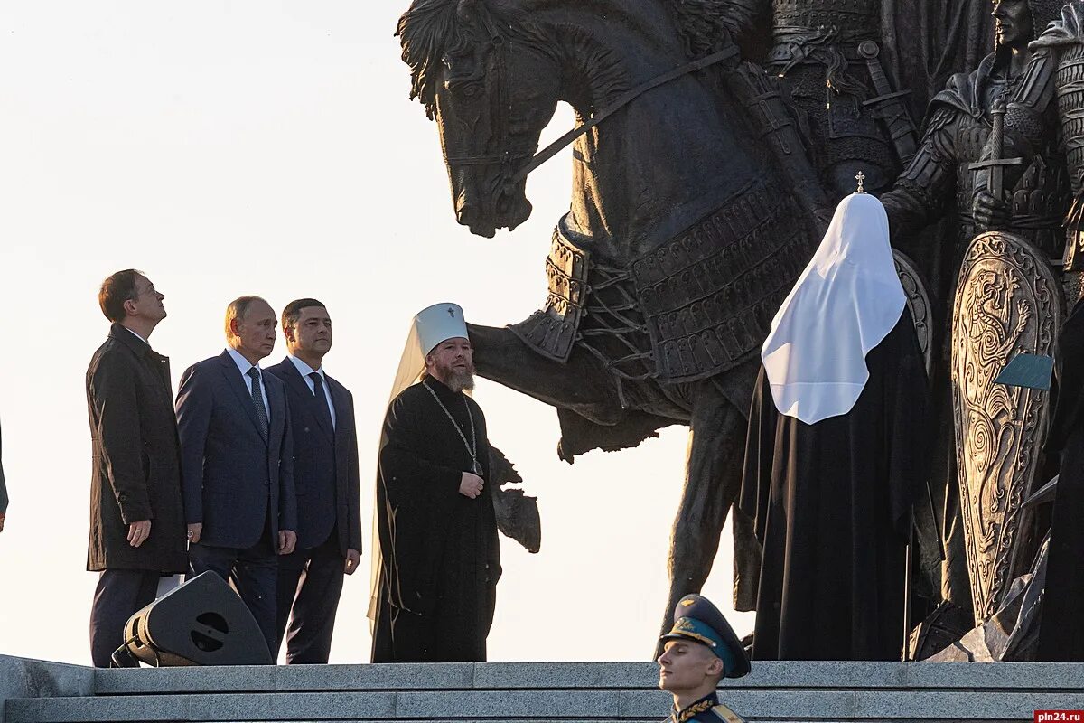 Открыт памятник александру. Самолва памятник Александру Невскому. Открытие памятника Александру Невскому в Пскове. Памятник Александру Невскому в Псковской области Самолве.